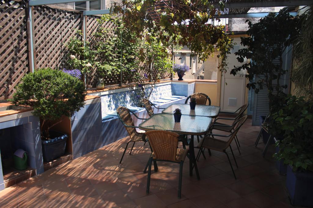 Dimora Dei Giganti Bed & Breakfast Napoli Bagian luar foto