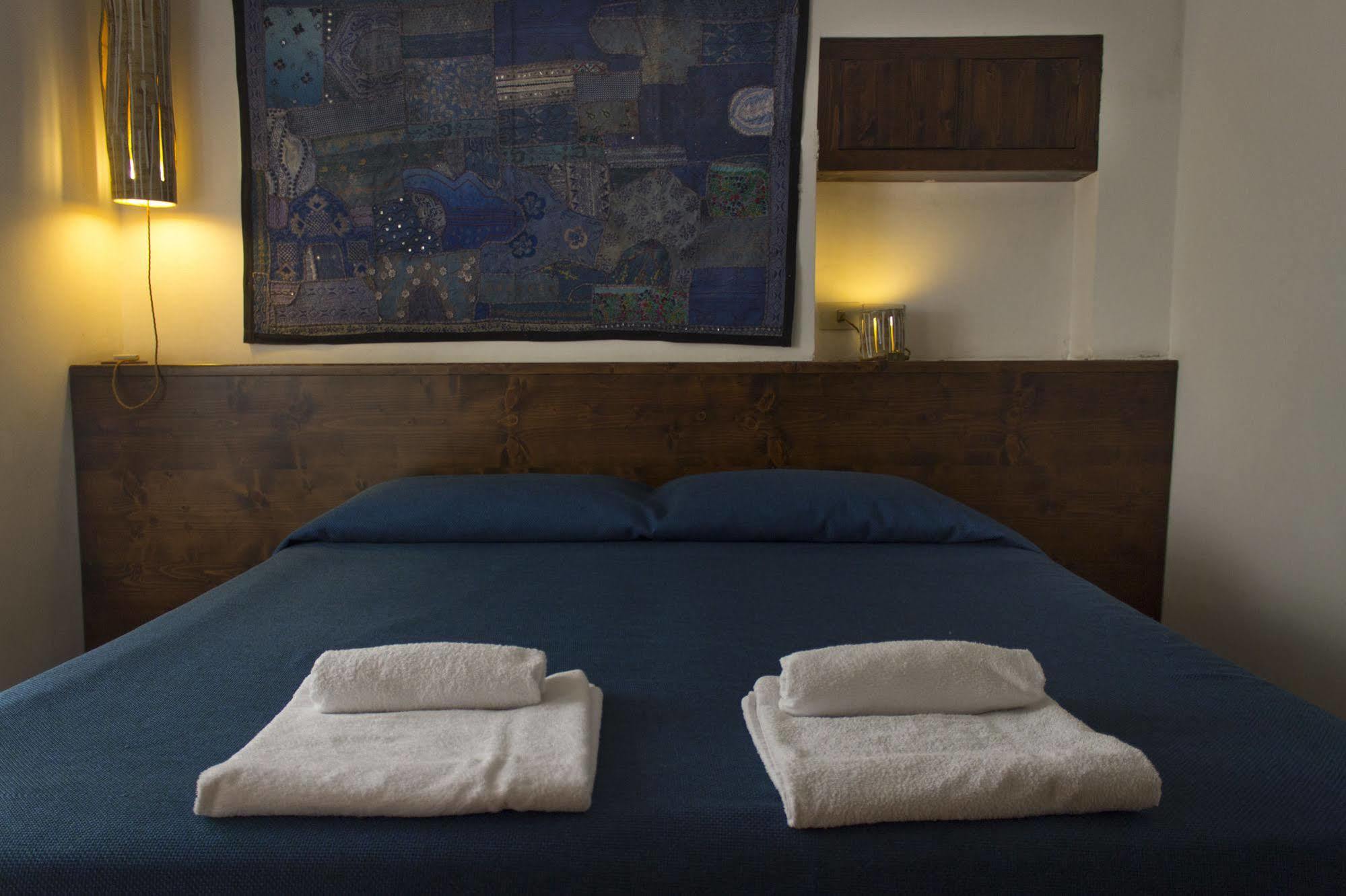 Dimora Dei Giganti Bed & Breakfast Napoli Bagian luar foto