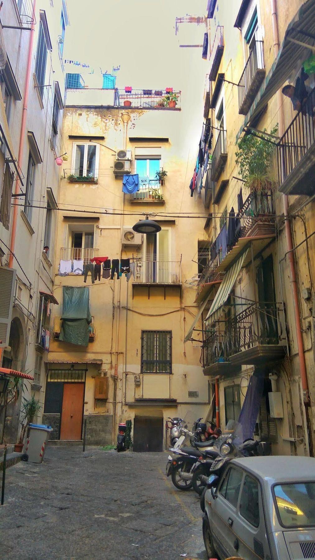 Dimora Dei Giganti Bed & Breakfast Napoli Bagian luar foto